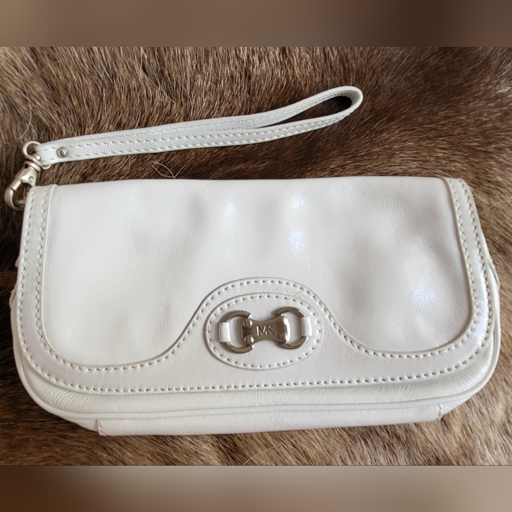 MICHAEL Michael Kors Patent Leather Wristlet Clutch EUC